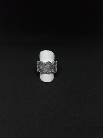 Anello fascia in oro bianco traforato tulle con brillanti.