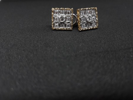Orecchini in oro 18Kt traforati. Forma quadra, bordi modellati ed incisi a bulino con diamanti taglio brillante.