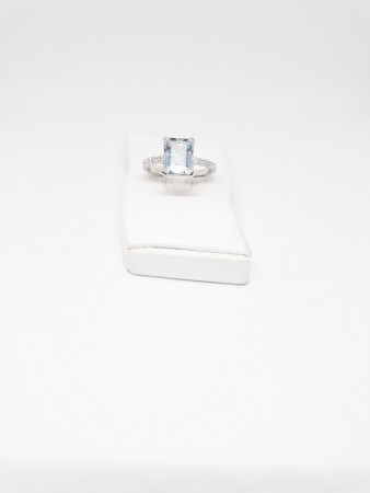 Anello in oro bianco 18Kt montatura a giorno con acquamarina e diamanti taglio brillante.  